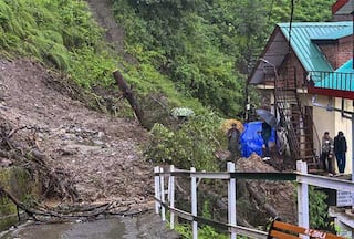 हिमाचल प्रदेश में रात भर हुई भारी बारिश ने मचाई तबाही, 12 की मौत, 6 जिलों के लिए 'रेड अलर्ट' 400 सड़कें ब्लॉक