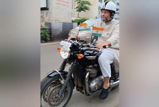 असदुद्दीन ओवैसी ने कुछ इस तरह मनाया 77वां स्वतंत्रता दिवस, तिरंगे के साथ बाइक चलाने की फोटो वायरल