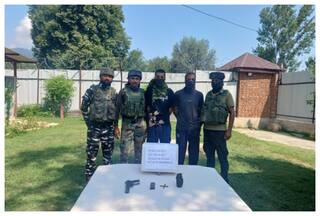 जम्मू-कश्मीर: बारामूला से दो हाइब्रिड आतंकी गिरफ्तार, हथियार और गोला-बारूद भी बरामद