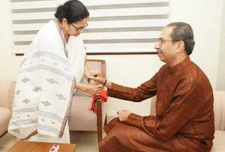 ममता बनर्जी ने उद्धव बाल ठाकरे को भी राखी बांधी, मातोश्री से सामने आईं ये फोटो