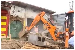 नूंह में जिस होटल से हुई थी पत्थरबाजी उसे ढहाया गया, देखें VIDEO