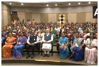 Watch Video: भारत की अमूल्य बेटियों से मिले PM Modi, बोले- आप सब को सैल्यूट