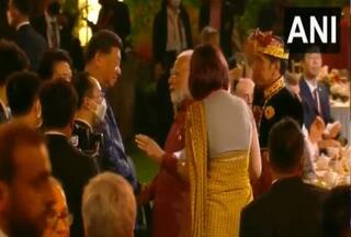 Watch Video: BRICS के मंच पर PM Modi से बातचीत करते नजर आए Chinese President Xi Jinping