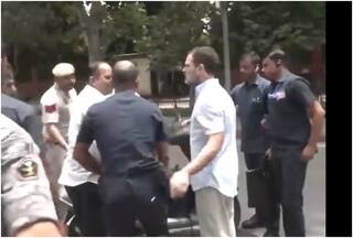 ...संसद जाते समय जब अचानक बाइक सवार की मदद के लिए राहुल गांधी ने रुकवाया काफिला | देखें VIDEO