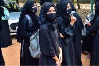 इंडोनेशिया में ठीक से हिजाब न पहनने पर टीचर ने 14 छात्राओं का सिर मुंडवा दिया