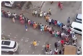 गाजियाबाद: सस्ते टमाटर खरीदने के लिए वैन पर टूट पड़े लोग। देखें VIDEO