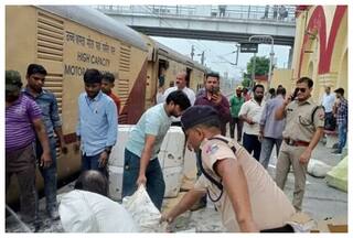 अलीगढ़ में टला बड़ा हादसा, मुरी एक्सप्रेस के पार्सल कोच में लगी आग, सामान जलकर हुआ खाक