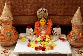 Varalakshmi Vrat 2023: आज वरलक्ष्मी व्रत के दिन जरूर पढ़ें ये व्रत कथा और जानें पूजा की सही विधि