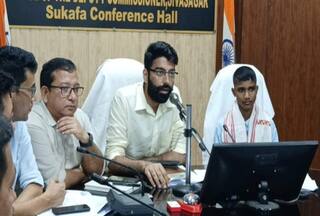 चौबीस घंटे के लिए डिस्ट्रिक्ट कमिश्नर बना 10वीं का स्टूडेंट, कुर्सी पर बैठते ही अधिकारियों से की बैठक