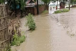 Flood In Bihar: बिहार के कई जिलों में बाढ़ की दस्तक, खतरे के निशान को भी पार कर गईं प्रमुख नदियां