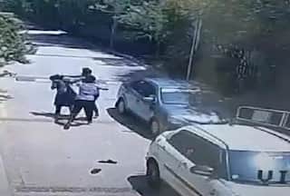 OMG! कैब में बैठते ही उतरने लगी महिला तो गुस्सा हो गया ड्राइवर, फिर मौके पर ही करने लगा मारपीट