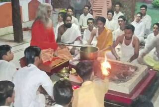 Viral Video: Chandrayaan-3 की सफल लैंडिंग के लिए वाराणसी और प्रयागराज में हुआ हवन-पूजन | देखें वीडियो