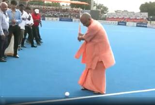 Viral Video: हॉकी के मैदान में उतरे CM योगी और दाग दिया गोल, वायरल हुआ 45 सेकंड का वीडियो