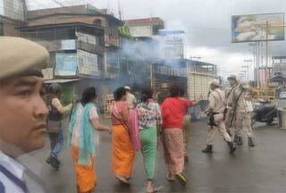 Manipur Violence: इंफाल में फिर घर जलाए गए, सुरक्षाकर्मियों से हथियार छीने गए
