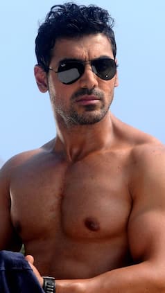 Top 10 बॉलीवुड के बेस्ट लुकिंग एक्टर्स, कौन है आपका फेवरेट