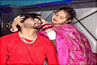Husband Wife Ka Video: मेरे बगैर कौन दबाता था तुम्हारा सिर? पति का जवाब सुनते ही पत्नी ने मारा जोरदार झापड़ | देखें फनी वीडियो