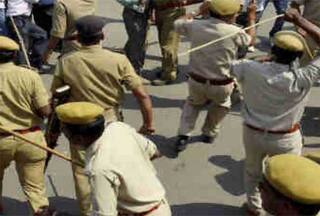 UP: 51 पुलिसकर्मियों के खिलाफ दर्ज हुआ केस, हापुड़ में वकीलों पर लाठीचार्ज का मामला