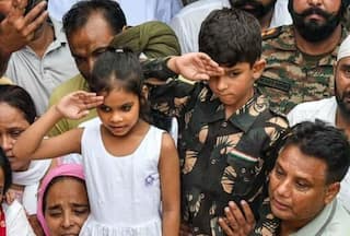 'जय हिंद पापा'... 6 साल के मासूम ने सेना की वर्दी में कर्नल मनप्रीत को दी अंतिम विदाई, 'भारत माता की जय' से गूंज उठा इलाका | VIDEO