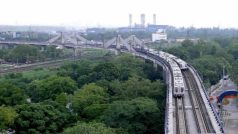 Delhi Metro से सफर करने वालों के लिए जरूरी खबर, गाड़ी से स्टेशन जाने से पहले पढ़ लें एडवाइजरी