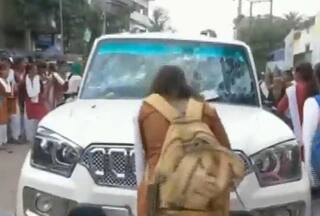 Bihar: स्कूल में गर्ल्स स्टूडेंट्स को आया गुस्सा, कार में कर डाली तोड़फोड़ , VIDEO में दिखा ऐसा हंगामा