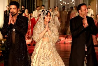 Huma Qureshi Presents Beautiful Tradition of Kashmir in Golden Lehenga, See Pics From Her Walk
