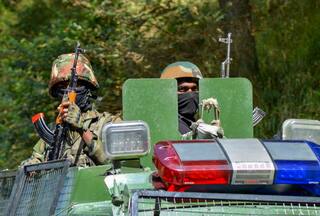 Anantnag के कोकेरनाग की पहाड़ियों में छिपे आतंकियों की घेराबंदी, सेना ने गुफा में लगाई आग