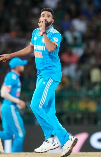 वनडे क्रिकेट में सर्वश्रेष्ठ आंकड़े हासिल करने वाले भारतीय गेंदबाजों के क्लब में शामिल हुए Siraj, देखें पूरी लिस्ट