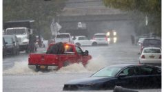New York में बाढ़-बारिश से हाहाकार, पानी में ही रेंगने लगी गाड़ियां, मेयर ने घोषित की Emergency