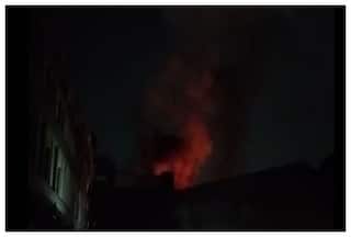 नोएडा की लिफ्ट बनाने वाली फैक्ट्री में लगी भीषण आग, दमकल की 7 गाड़ियों ने आग पाया काबू
