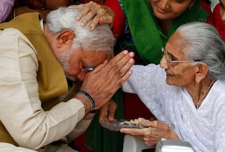 PM Modi's First Birthday After His Mother's Demise; 5 Unforgettable Moments of PM With Heeraben