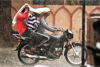 Weather Update: राजस्थान, गुजरात में भारी बारिश का अलर्ट; जानें अपने इलाके का हाल