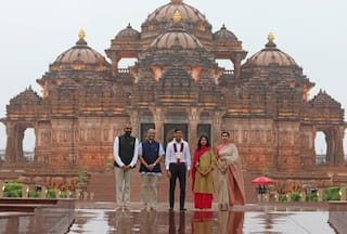 सुबह-सुबह अक्षरधाम मंदिर पहुंचे British PM Rishi Sunak, पत्नी के साथ जलाभिषेक भी किया