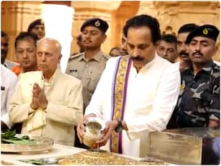 ISRO चीफ एस सोमनाथ ने Gujarat के Somnath मंदिर में की पूजा, बताया क्यों पहुंचे थे यहां? | देखें VIDEO