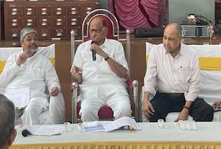 शरद पवार ने बागी विधायकों को NCP में वापस लेने के सवाल का संकेत में दिया ये जवाब