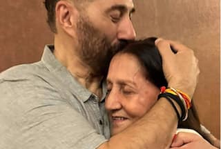 Sunny Deol Kisses Mom Prakash Kaur With An Adorable Birthday Wish