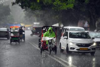 दिल्ली में आज सुबह से ही हो रही है बारिश, UP के कई इलाकों में भी बारिश के आसार