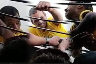 Watch Video: चोरी करके चलती ट्रेन की खिड़की से लटका, लोगों ने हाथ-पांव पकड़कर बचाई जान