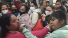 Aunty Fight Video: आंटियों का कलेश! Mumbai लोकल में नहीं मिली सीट तो मार-मारकर निकाल दिया खून