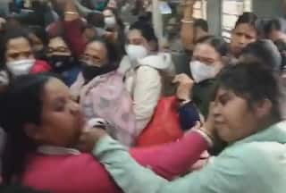 Aunty Fight Video: आंटियों का कलेश! Mumbai लोकल में नहीं मिली सीट तो मार-मारकर निकाल दिया खून
