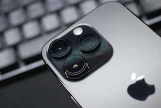 घंटों Line में खड़े रहकर खरीदा iPhone 15, चेहरे की खुशी बता रही दिल का हाल