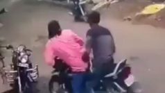 खौफनाक वीडियो! बाइक पर बैठे शख्स को कोबरा ने काटा, गिरते ही हुई मौत