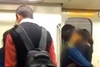 दिल्ली मेट्रो बन रही अश्लीलता का अड्डा! फिर वायरल हो गया कपल के किस करने का Video