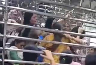 Girls Fight Video: मुंबई लोकल में फिर भीड़ गईं लड़कियां, ऐसा कसकर थप्पड़ लगाया कि पूरी ट्रेन...