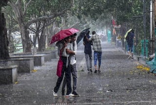Weather Update: UP में भारी बारिश का अलर्ट, लखनऊ में स्कूल बंद, जानें आपके यहां कैसा रहेगा मौसम