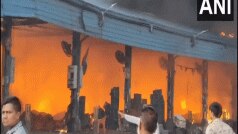 Delhi के Azadpur Mandi में लगी भीषण आग पर पाया गया काबू, कोई हताहत नहीं | VIDEO