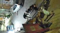Ghaziabad Viral Video: युवक को घेरकर पीटने लगे बाइक सवार बदमाश, लाठी-डंडे के साथ ईंट से भी मारा | देखें वीडियो