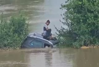Shocking! अचानक बाढ़ के पानी में तैरने लगी कार, फिर बचने के लिए शख्स ने जो किया यकीन ना करेंगे