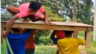 Funny Video: चौकी ले जा रहे लोगों पर आफत बनकर टूटा लड़का, रास्ते भर छड़ी से पीटता ले गया | देखें वीडियो