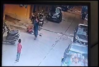 Dog Attack Video: बच्चे को देखते ही आवारा कुत्ते ने किया अटैक, कई जगह काट खाया | वीडियो वायरल