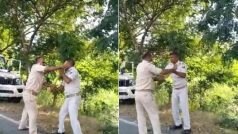 Fight Ka Video: दो पुलिसवालों में एकाएक बिगड़ गई बात, फिर लात-घूंसे, डंडे सब चल गए | देखें वीडियो